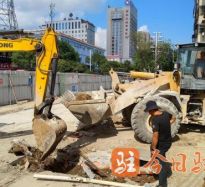 AV操逼网站高温下的坚守｜道路建设者用汗水铺就畅通路